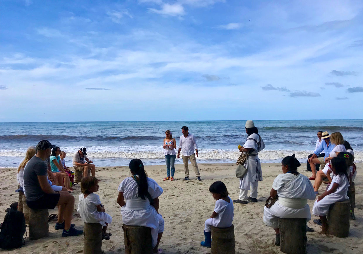 Experiencia cultural con indígenas Kogui y Arhuaco en la playa de Hotel La Joraraentre Tayrona y Palomino